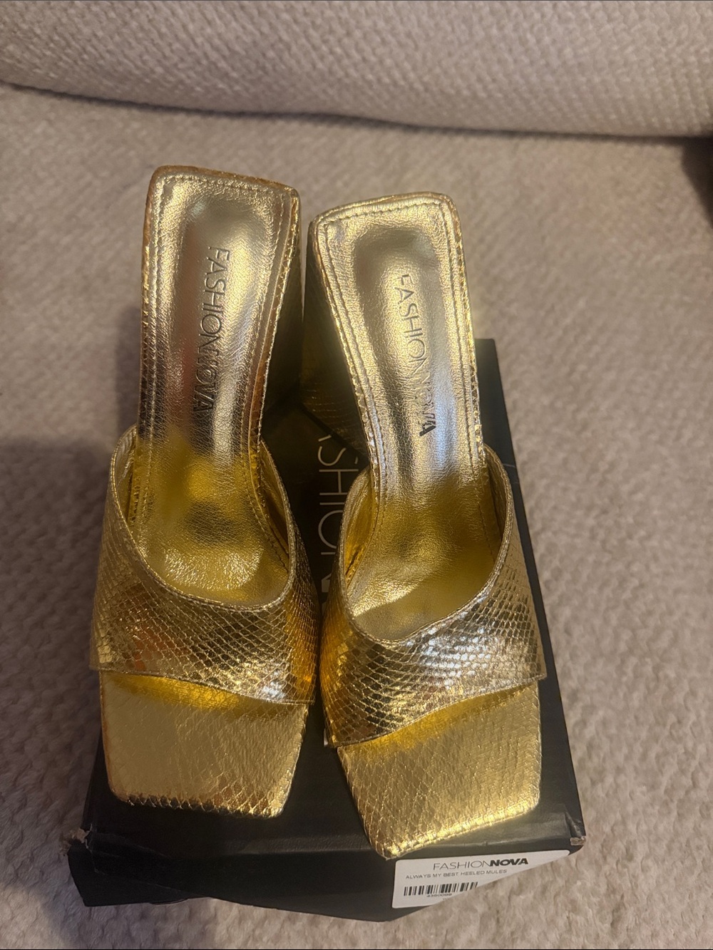 FashionNova-Elegant gold FashionNova chunky heel